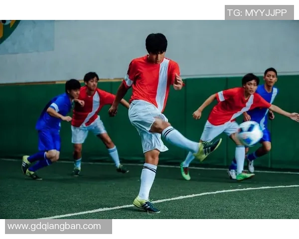 足球明星在绿茵场上的舞蹈动作展现了激情与艺术的完美结合