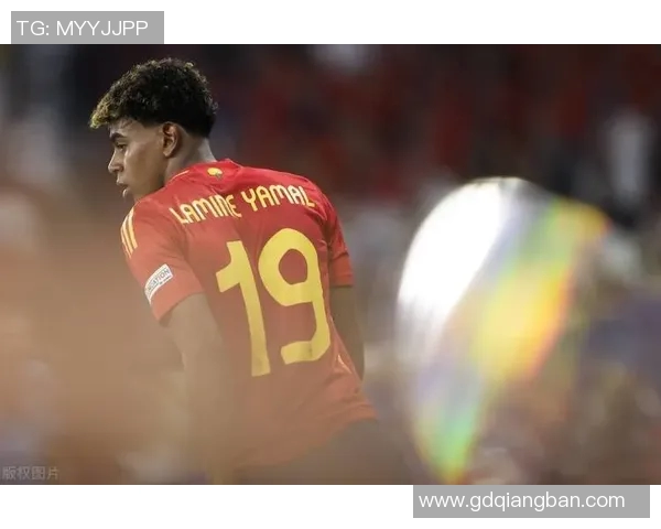 欧洲足球明星独特走路风格解析与背后故事分享