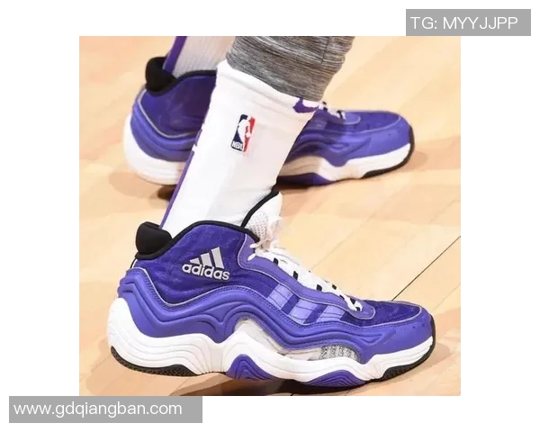 足球明星专用鞋包揭秘助力他们在赛场上闪耀的秘密装备 足球明星专用鞋包揭秘助力他们在赛场上闪耀的秘密装备